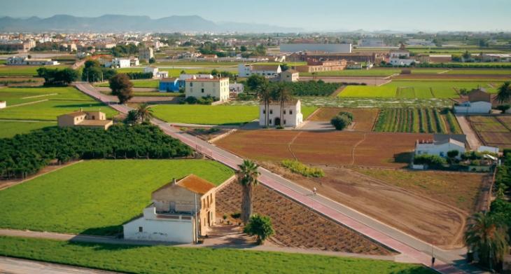 Los canales de riego atraviesan L'Horta y proporcionan agua constante a las fincas