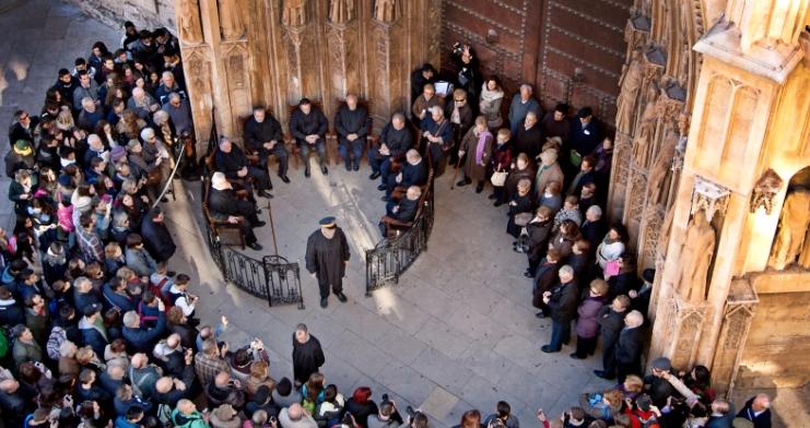 Los visitantes pueden ver la reunión del Tribunal todos los jueves al mediodía fuera de la Catedral de Valencia