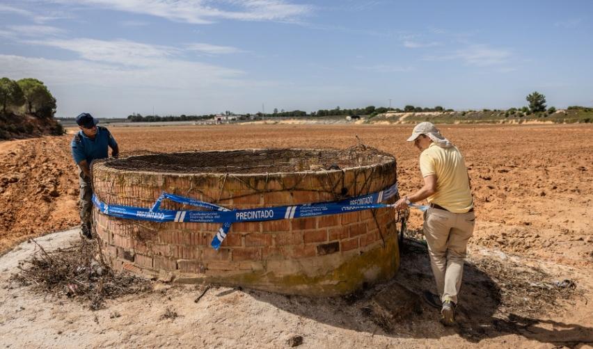 Agentes de la autoridad del agua sellan un pozo