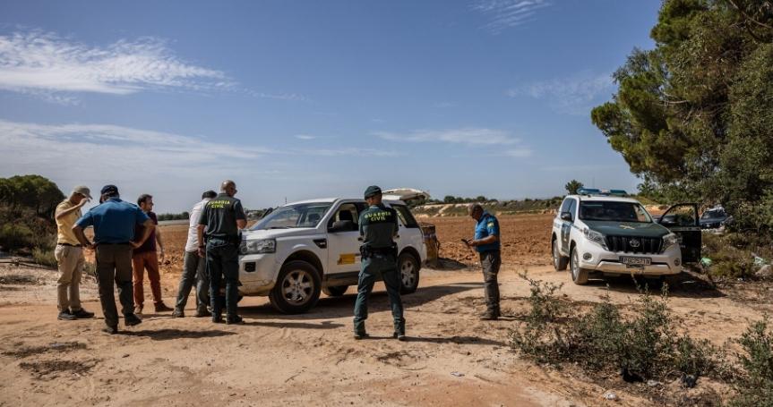 El dueño del terreno llena documentos y formularios después de que los agentes de agua sellaron el pozo